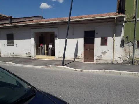 casa indipendente in vendita ad Avezzano in zona Caruscino