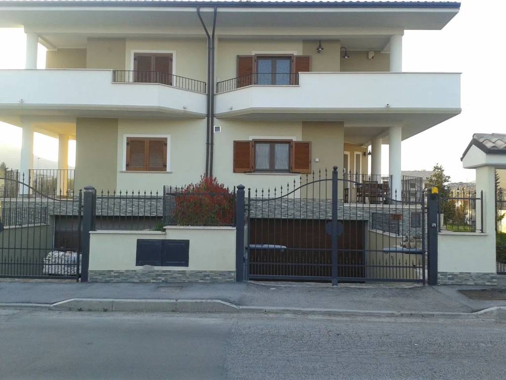 casa indipendente in vendita ad Avezzano in zona Caruscino