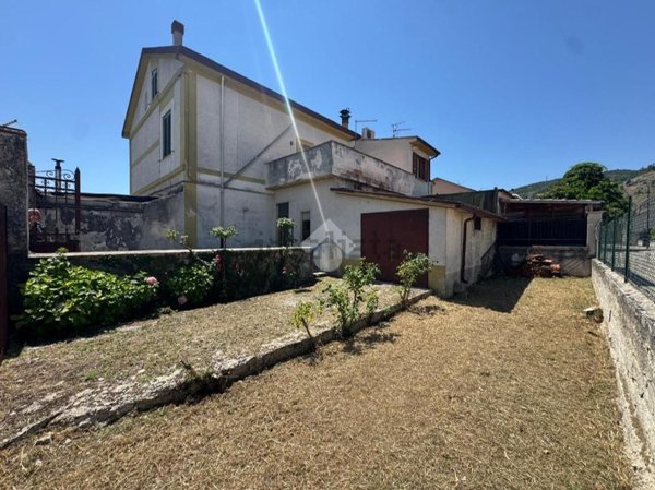 casa indipendente in vendita ad Avezzano in zona Caruscino