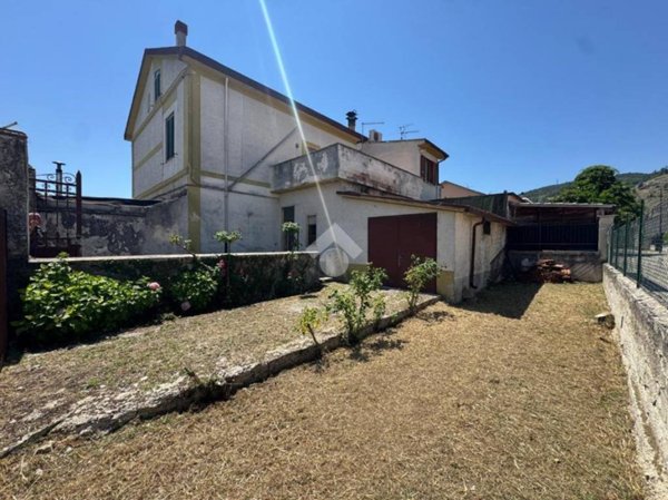 casa indipendente in vendita ad Avezzano in zona Caruscino