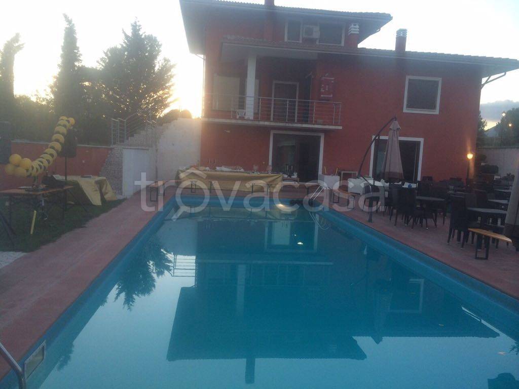 casa indipendente in vendita ad Avezzano in zona Caruscino