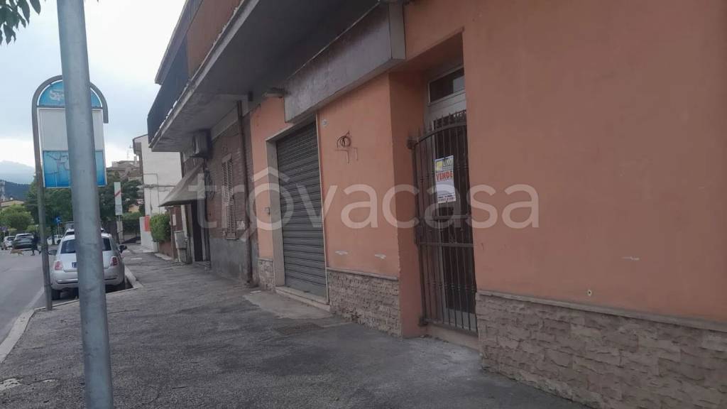 negozio in vendita ad Avezzano in zona Caruscino