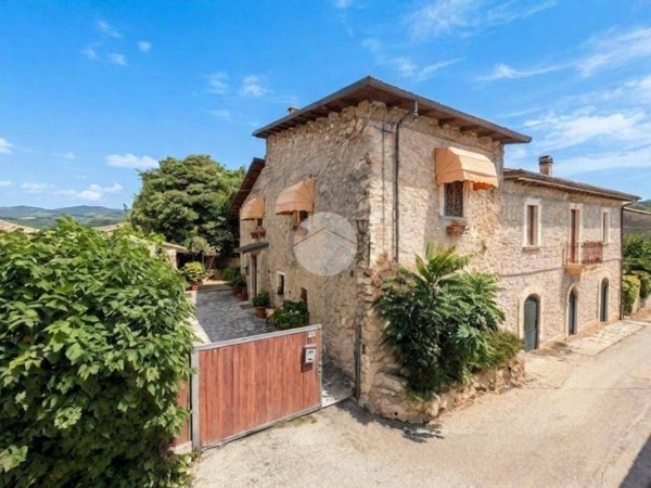 casa indipendente in vendita ad Avezzano in zona San Pelino