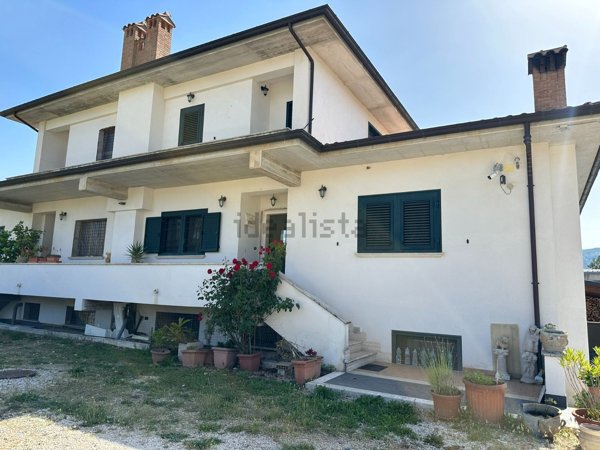 casa indipendente in vendita ad Avezzano in zona Caruscino