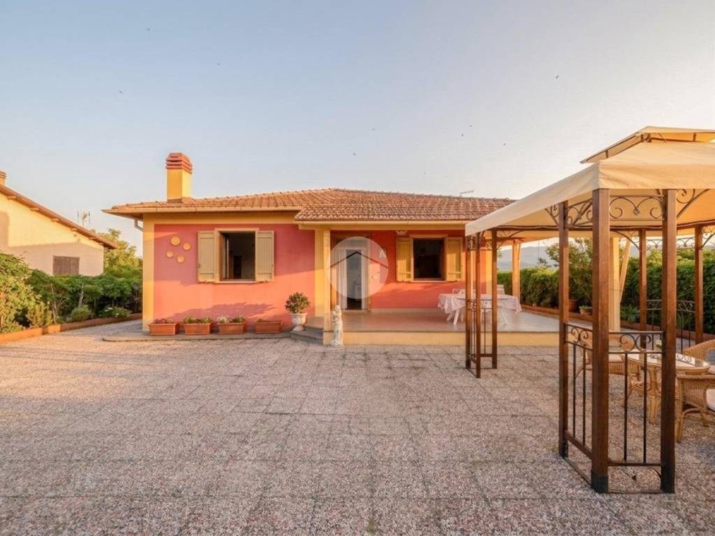 casa indipendente in vendita ad Avezzano in zona Caruscino