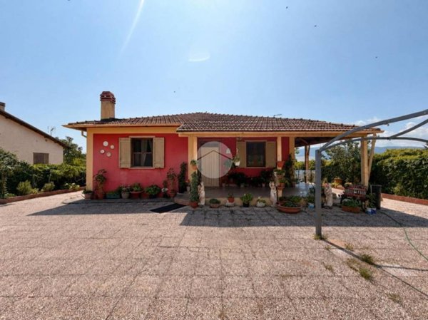 casa indipendente in vendita ad Avezzano in zona Caruscino
