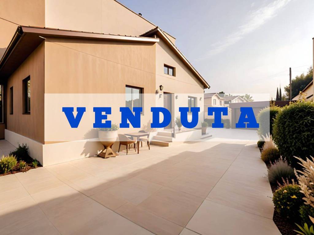 casa indipendente in vendita ad Avezzano in zona Caruscino
