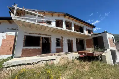 casa indipendente in vendita ad Avezzano in zona San Pelino