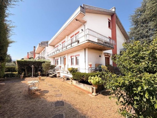 casa indipendente in vendita ad Avezzano in zona Caruscino