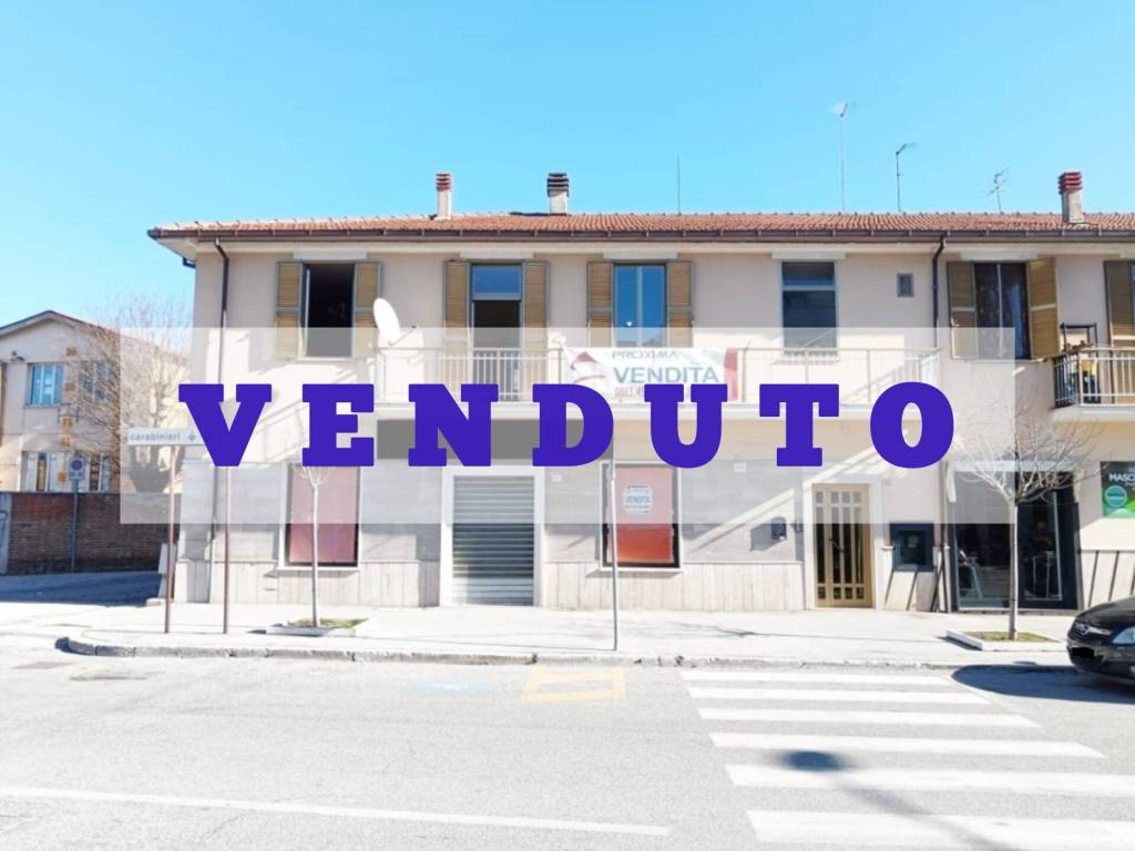 negozio in vendita ad Avezzano in zona Caruscino