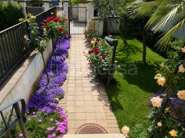 casa indipendente in vendita ad Avezzano in zona Caruscino