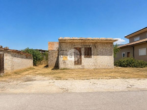 quadrivano in vendita ad Avezzano in zona Caruscino