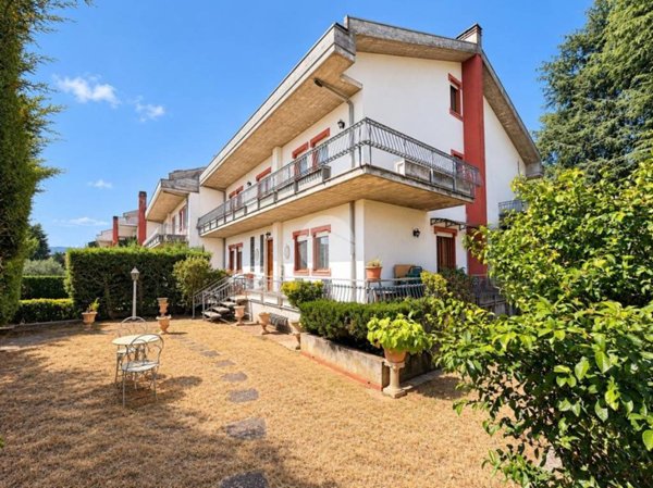 casa indipendente in vendita ad Avezzano in zona Caruscino