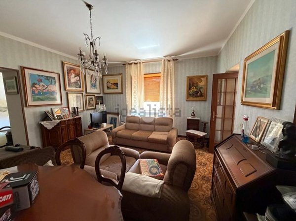casa indipendente in vendita ad Avezzano in zona Caruscino