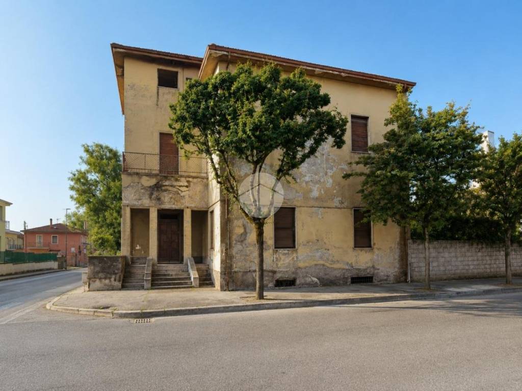 casa indipendente in vendita ad Avezzano in zona Caruscino