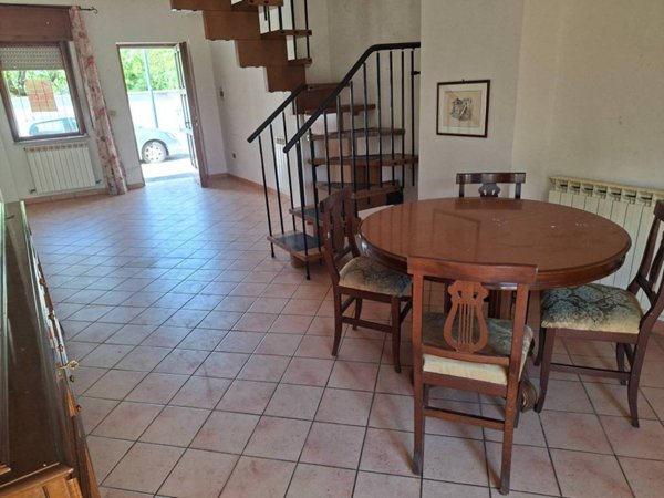 casa indipendente in vendita ad Avezzano in zona Caruscino