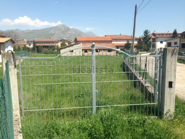casa indipendente in vendita ad Avezzano in zona Caruscino