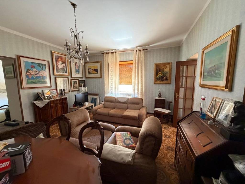 casa indipendente in vendita ad Avezzano in zona Caruscino