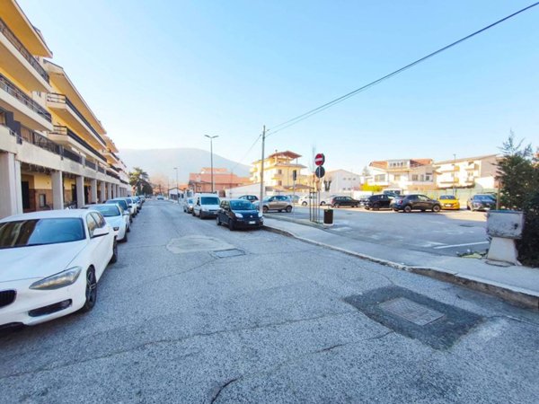 negozio in vendita ad Avezzano in zona Caruscino