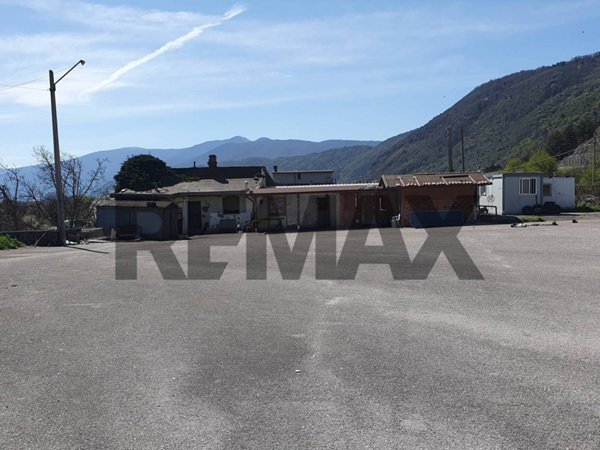 casa indipendente in vendita ad Avezzano in zona Caruscino