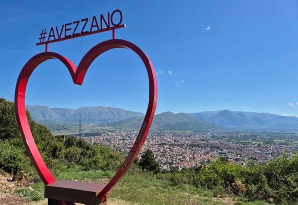 casa indipendente in vendita ad Avezzano in zona Caruscino