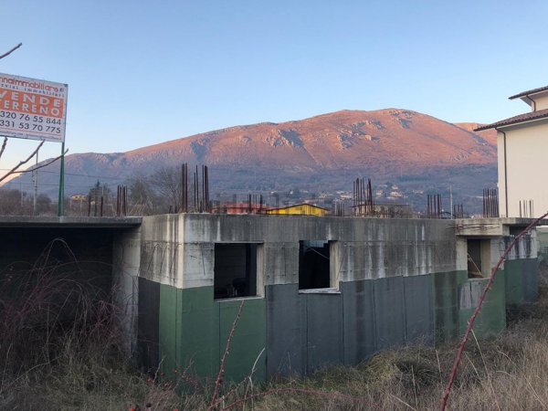 casa indipendente in vendita ad Avezzano in zona Caruscino