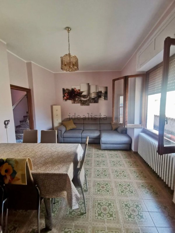 casa indipendente in vendita ad Avezzano in zona Caruscino