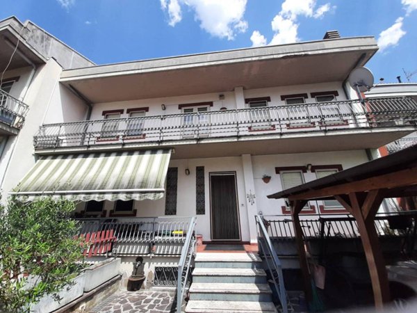casa indipendente in vendita ad Avezzano in zona Caruscino