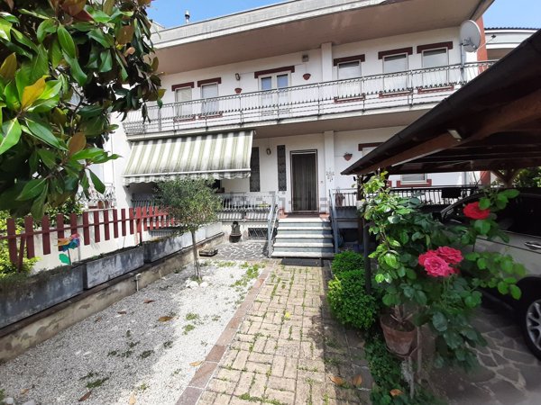 casa indipendente in vendita ad Avezzano in zona Caruscino