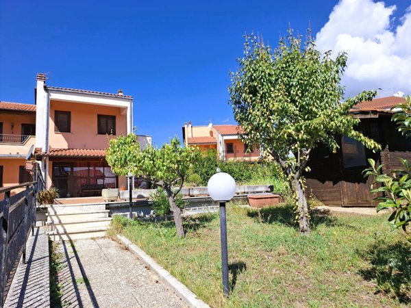 casa indipendente in vendita ad Avezzano in zona Caruscino