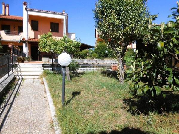 casa indipendente in vendita ad Avezzano in zona Caruscino
