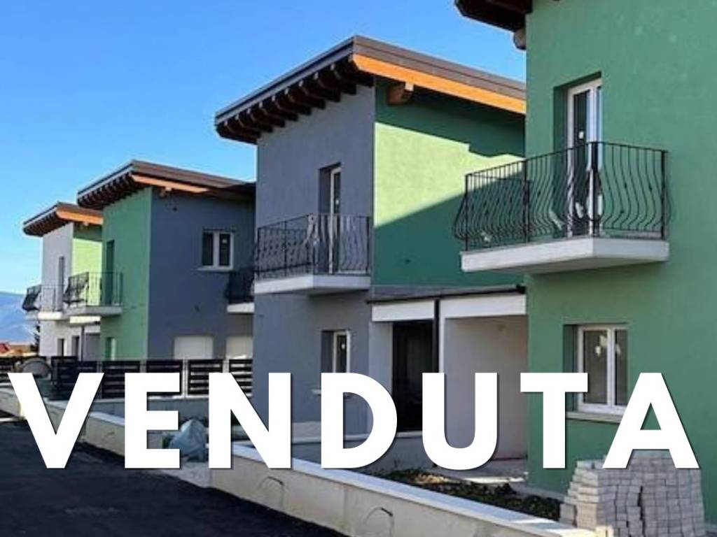 casa indipendente in vendita ad Avezzano in zona Caruscino