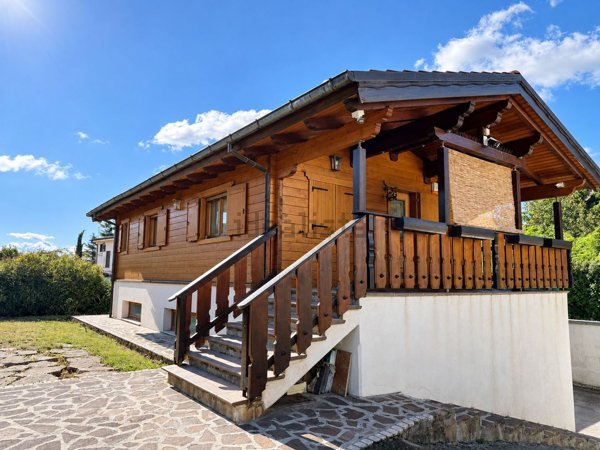 casa indipendente in vendita ad Avezzano in zona San Pelino