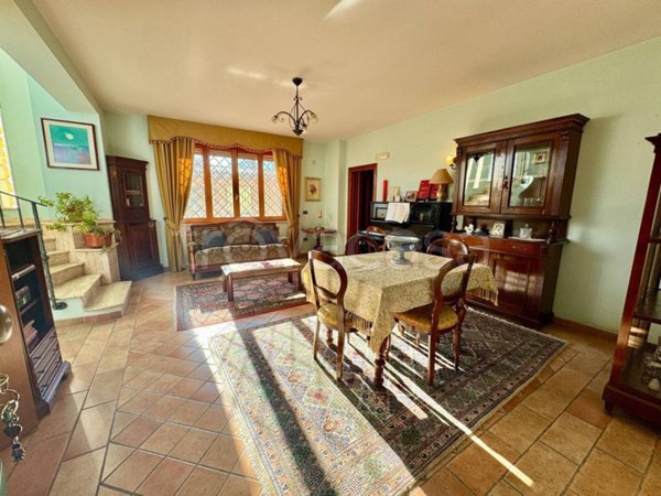 casa indipendente in vendita ad Avezzano in zona Caruscino