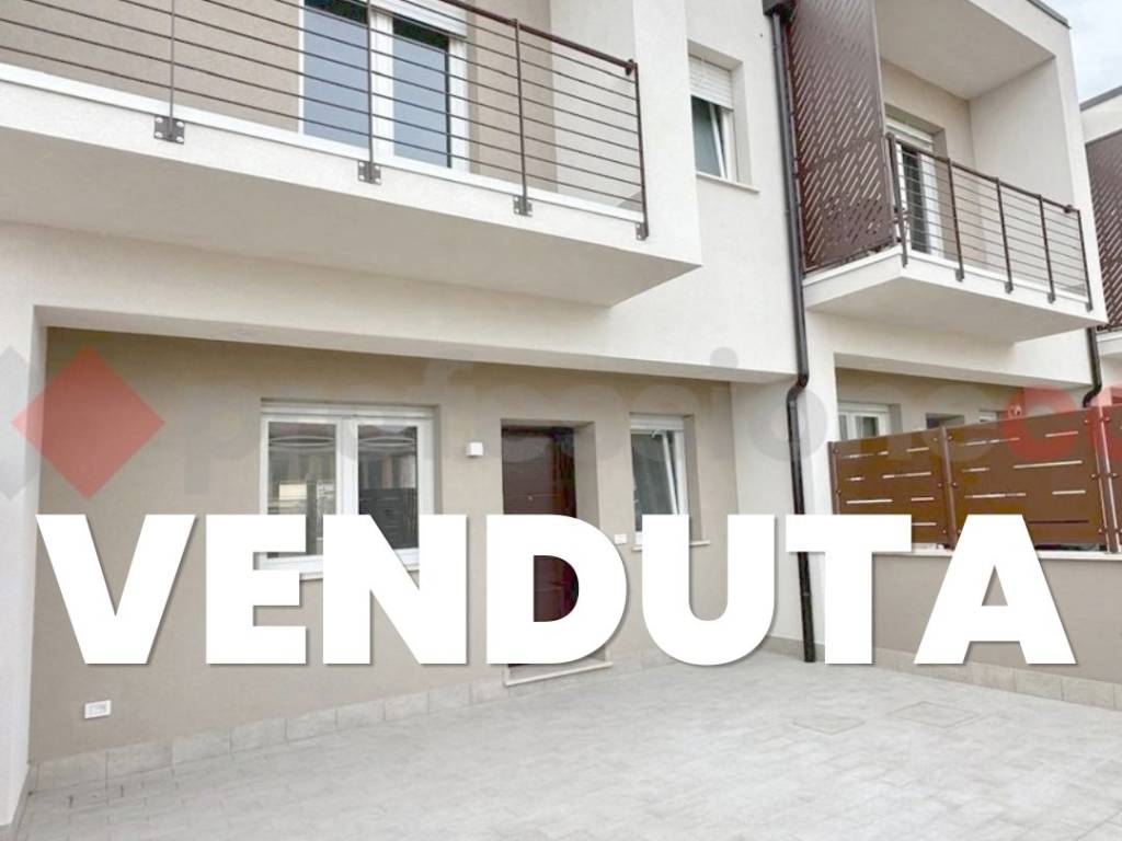 casa indipendente in vendita ad Avezzano in zona Caruscino