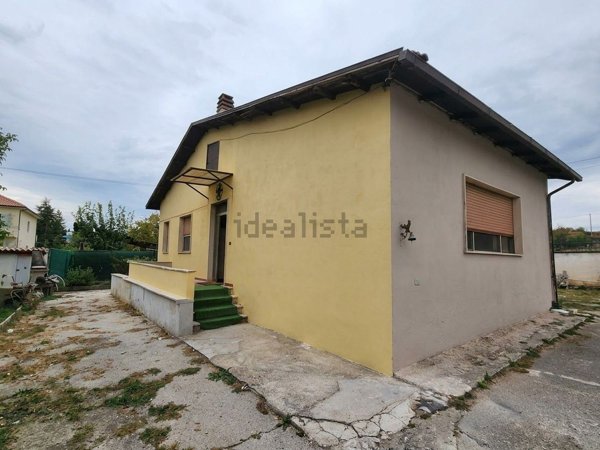 casa indipendente in vendita ad Avezzano in zona San Pelino