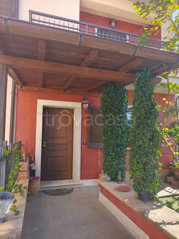 casa indipendente in vendita ad Avezzano in zona Paterno