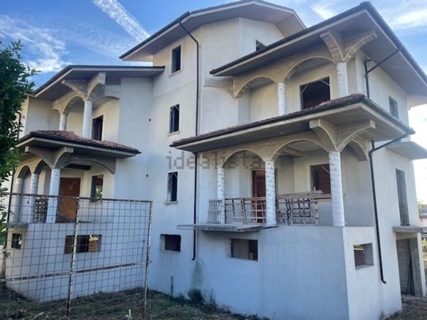 casa indipendente in vendita ad Avezzano in zona San Pelino