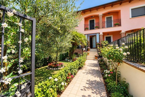 casa indipendente in vendita ad Avezzano in zona Caruscino