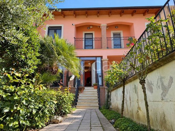 casa indipendente in vendita ad Avezzano in zona Caruscino