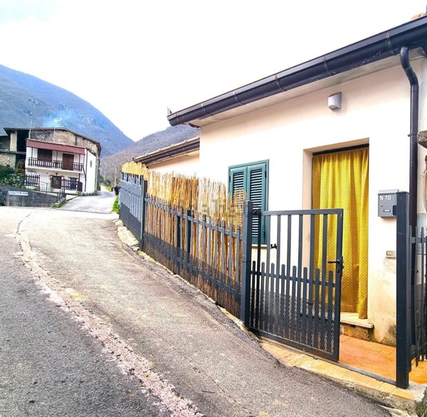 casa indipendente in vendita a Balsorano in zona Collepiano