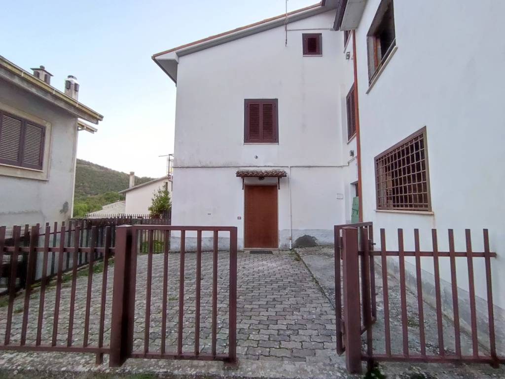 appartamento in vendita a Barete in zona Basanello