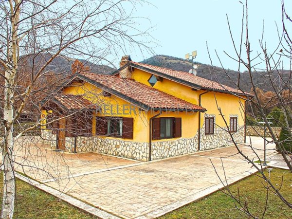 villa in vendita a Barete in zona Teora