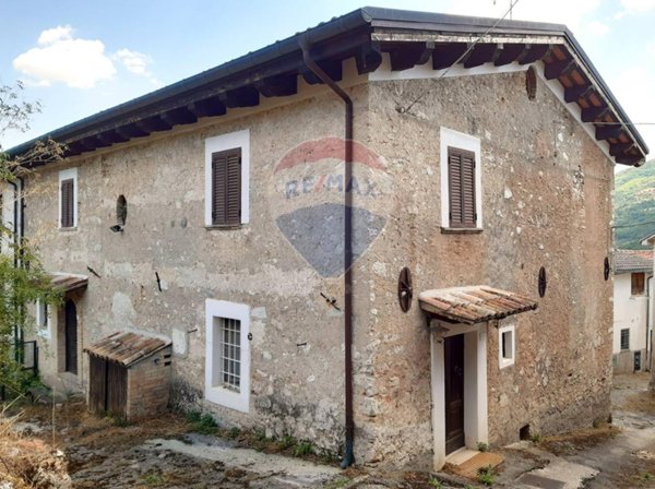 casa semindipendente in vendita a Barete in zona San Sabino