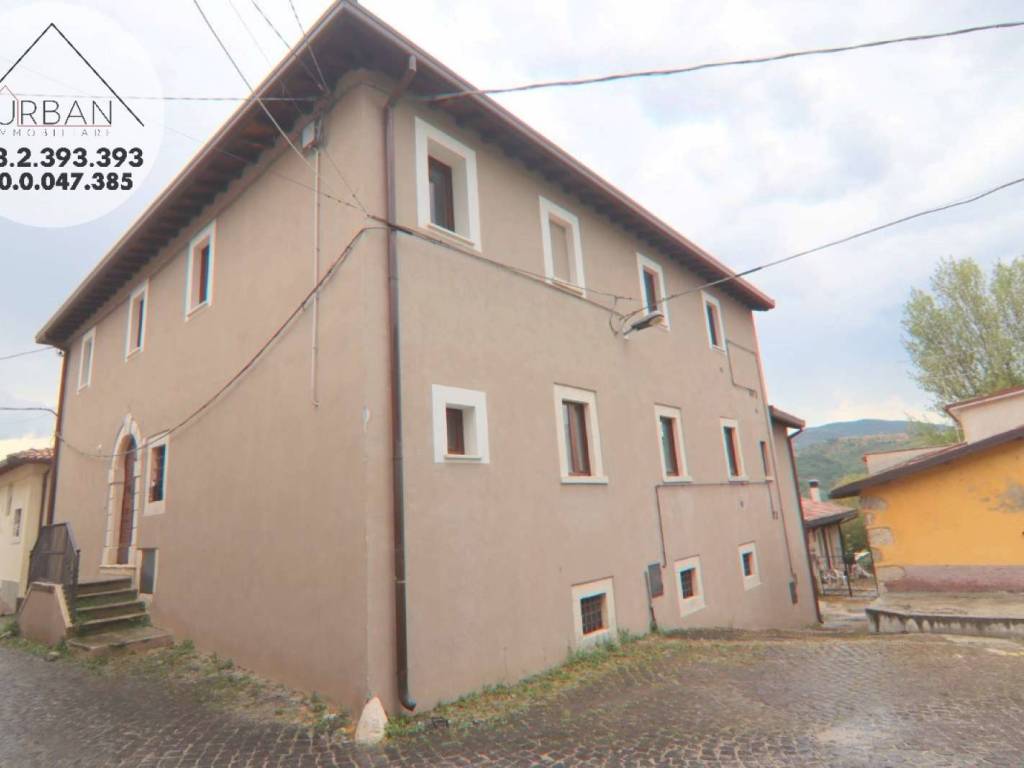 intera palazzina in vendita a Barete