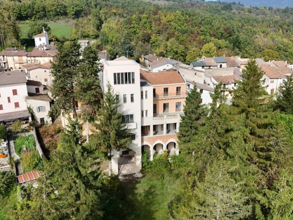 intera palazzina in vendita a Barete in zona Colli