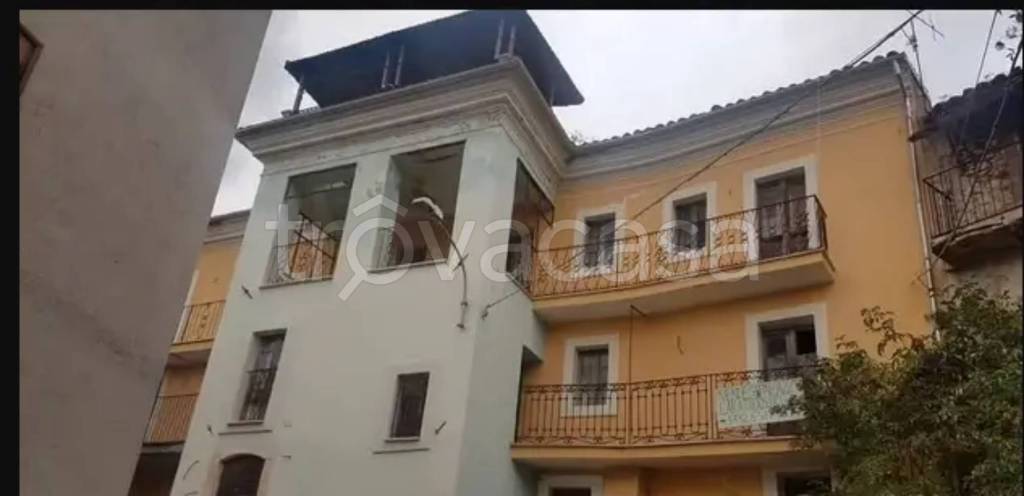 intera palazzina in vendita a Barete in zona Colli