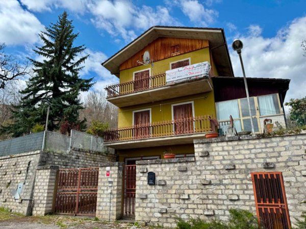 casa indipendente in vendita a Barete in zona San Sabino