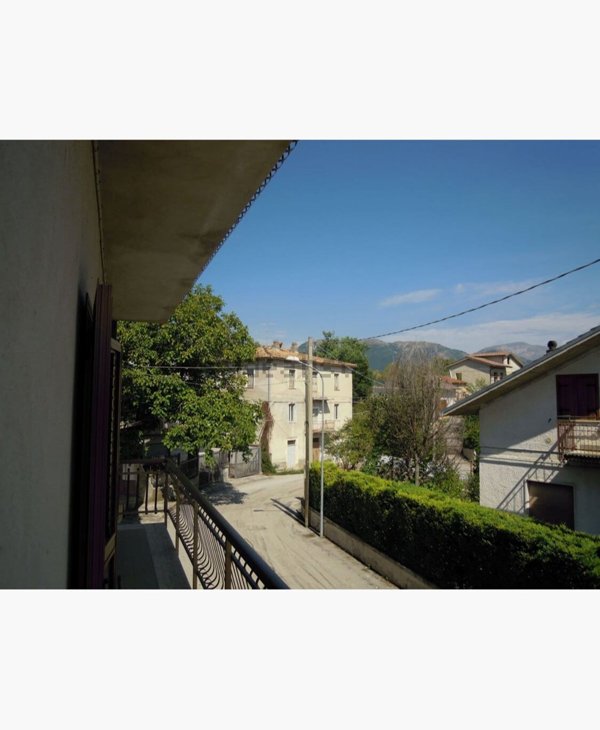 appartamento in vendita a Barete in zona Basanello