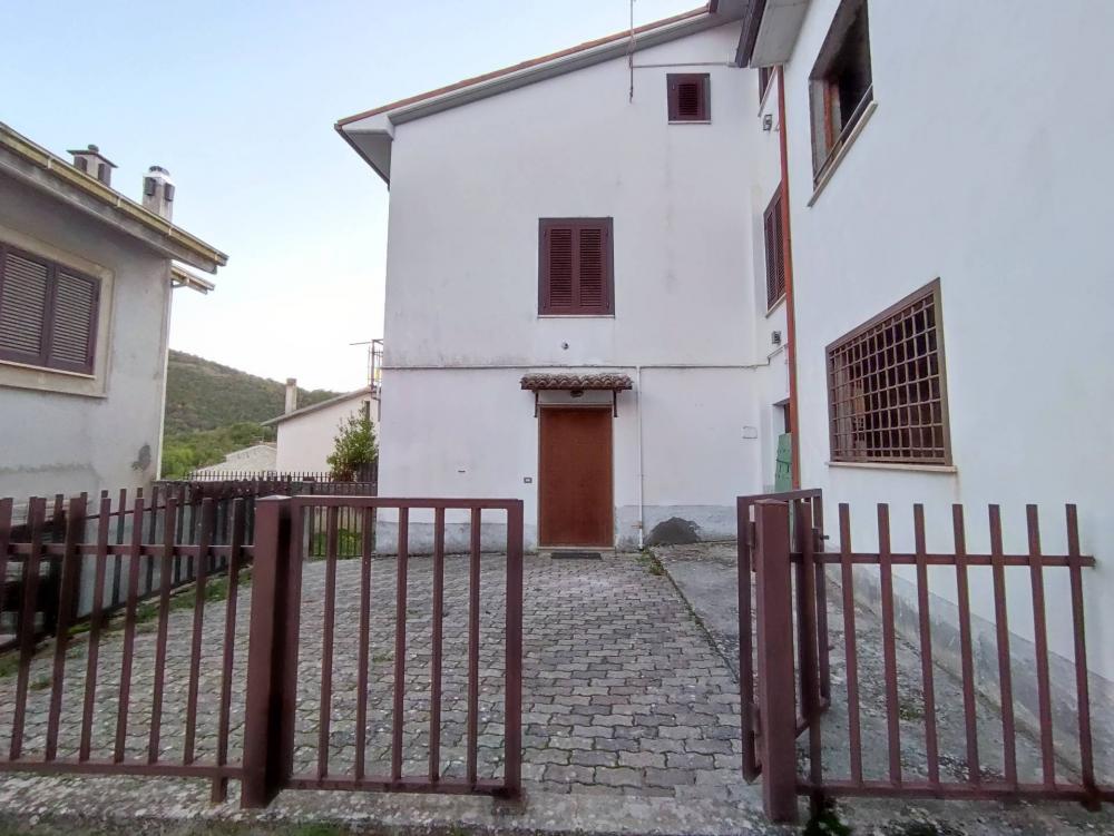 casa indipendente in vendita a Barete in zona Basanello
